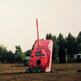 So wie der "Pink Panzer" hier starr gen Himmel zielt, trifft er nicht einmal eine Friedenstaube. Aber Schüsse sind hier sowieso nicht geplant. Das Kunstwerk ist Teil der Installation "Tank Henge" in Berlin 
