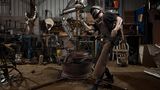 James Kearney  bei der Arbeit mit Schleifgerät