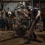 James Kearney  bei der Arbeit mit Schleifgerät