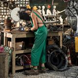 Seit den 1990er-Jahren Mitglied des Kollektivs, hat Nikki Rifiutile sich spezialisiert auf Möbelstücke, Lichtinstallationen und Skulpturen aller Art. Und fertigt sie unter einer mehrere Tausend Grad heißen Schweißflamme