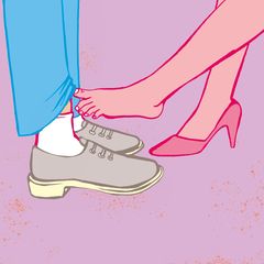 Frau berührt Mann mit Fuß