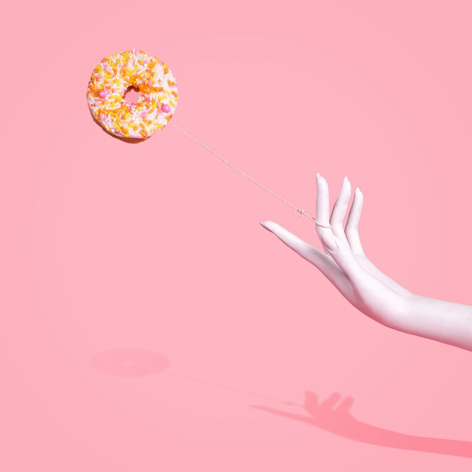 Frau nutzt Donut als Jo-Jo