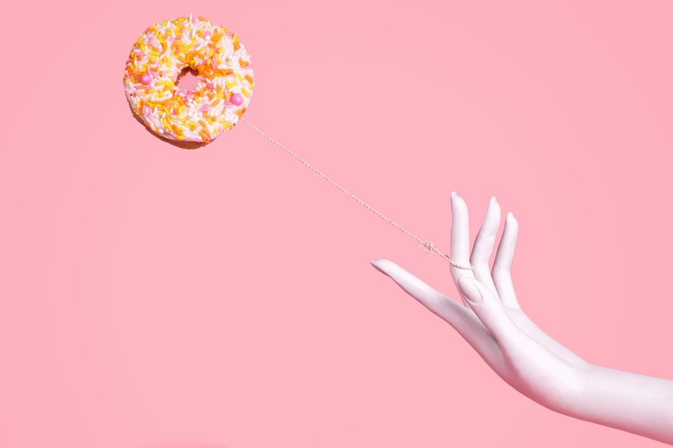 Frau nutzt Donut als Jo-Jo 1