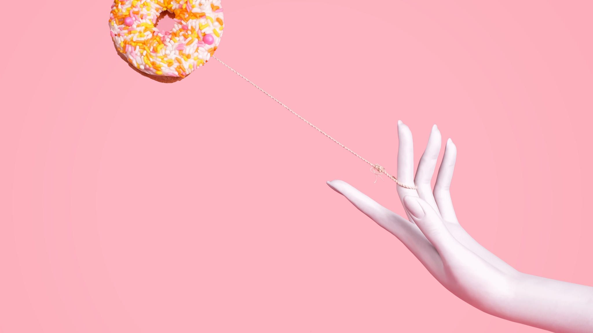Frau nutzt Donut als Jo-Jo