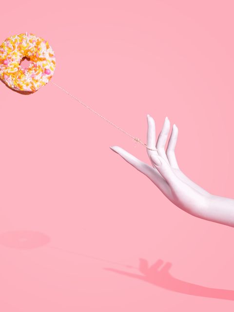 Frau nutzt Donut als Jo-Jo