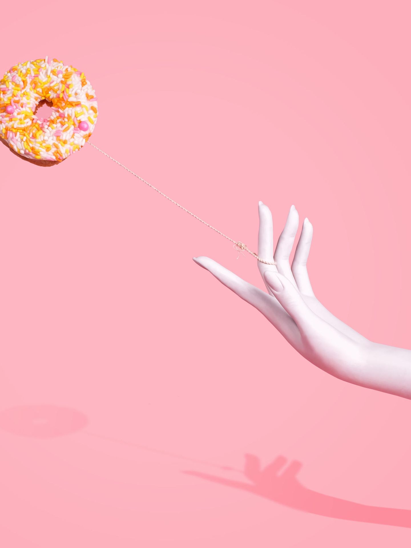 Frau nutzt Donut als Jo-Jo