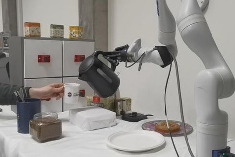 Roboterarm mit Wasserkocher
