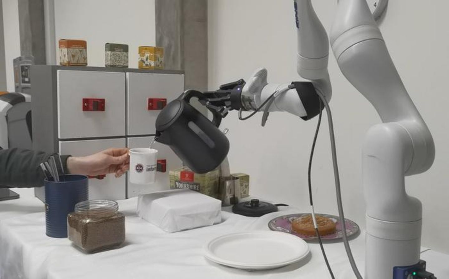 Roboterarm mit Wasserkocher