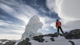 Mann an einem der Eistürme am Mount Erebus, Antarktis