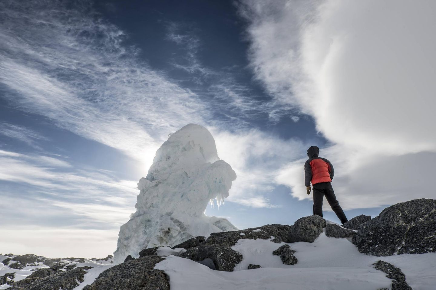 Eistürme am Mount Erebus, Antarktis Mann an einem der Eistürme am Mount Erebus, Antarktis