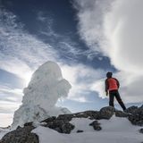 Mann an einem der Eistürme am Mount Erebus, Antarktis