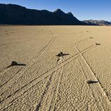 Wandernde Felsen im Death Valley in Kalifornien an einem sonnigen Tag