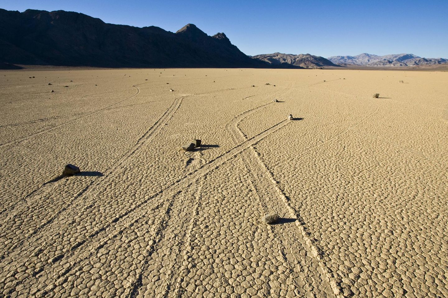 Wandernde Felsen, Death Valley, Kalifornien Wandernde Felsen im Death Valley in Kalifornien an einem sonnigen Tag