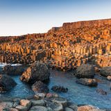 Giant's Causeway in Nordirland bei Sonnenuntergang