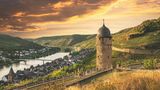 Nicht nur für den Wein aus der Weinlage "Zeller Schwarze Katze" ist die Stadt bekannt. Auch die historischen Fachwerkhäuser, Gassen und der Blick auf die malerischen Weinberge machen Zell an der Mosel zu einem beliebten Ausflugsziel.  