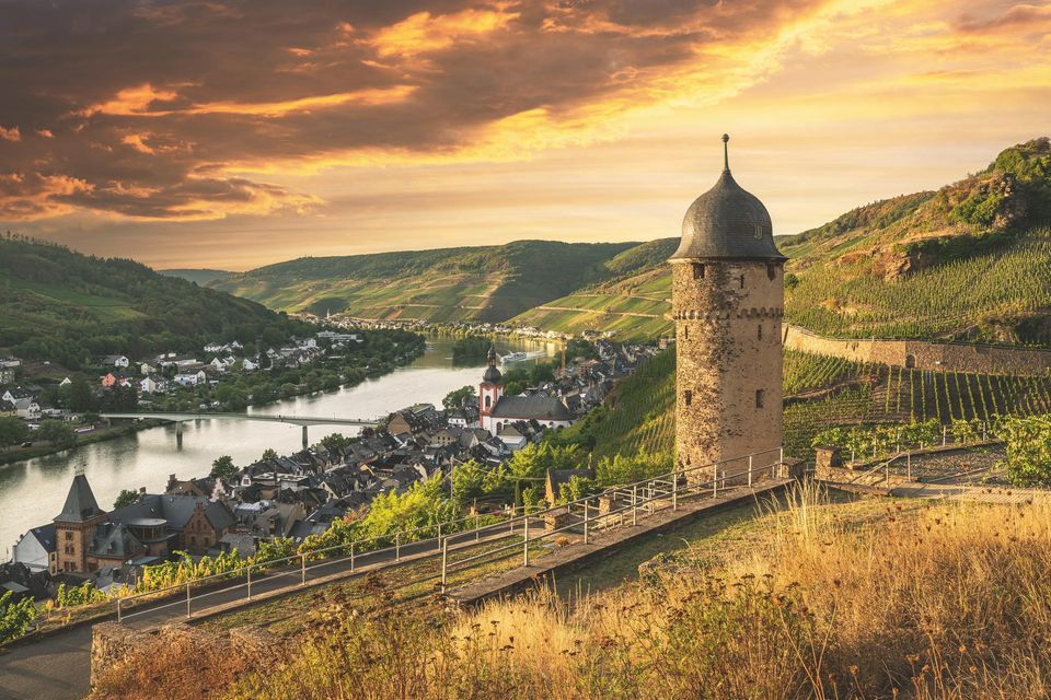 Nicht nur für den Wein aus der Weinlage "Zeller Schwarze Katze" ist die Stadt bekannt. Auch die historischen Fachwerkhäuser, Gassen und der Blick auf die malerischen Weinberge machen Zell an der Mosel zu einem beliebten Ausflugsziel.   1.6
