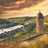 Nicht nur für den Wein aus der Weinlage "Zeller Schwarze Katze" ist die Stadt bekannt. Auch die historischen Fachwerkhäuser, Gassen und der Blick auf die malerischen Weinberge machen Zell an der Mosel zu einem beliebten Ausflugsziel.  