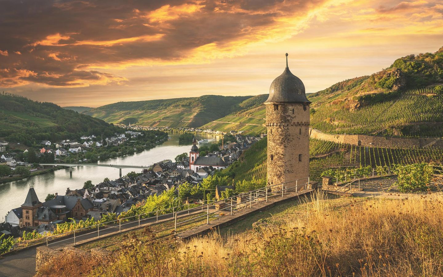 Zell an der Mosel Nicht nur für den Wein aus der Weinlage "Zeller Schwarze Katze" ist die Stadt bekannt. Auch die historischen Fachwerkhäuser, Gassen und der Blick auf die malerischen Weinberge machen Zell an der Mosel zu einem beliebten Ausflugsziel.