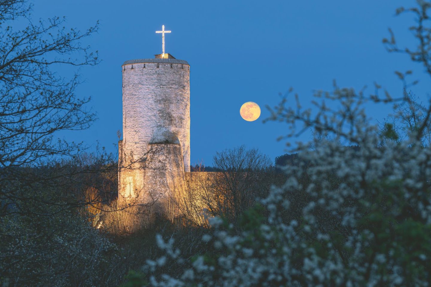 Burg Reifferscheid Der Geist eines Ritters soll in der Ruine der Burg Reifferscheid spuken, die nahe der deutsch-belgischen Grenze zwischen Eifel und Ardennen liegt. Doch Geist hin oder her: Die gut erhaltene Vorburg, die Ringmauer mit zwei Stadttoren und Überresten des Schlosses, sowie der 600 Jahre alte Stadtgrundriss sind einen Besuch wert.