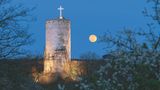 Der Geist eines Ritters soll in der Ruine der Burg Reifferscheid spuken, die nahe der deutsch-belgischen Grenze zwischen Eifel und Ardennen liegt. Doch Geist hin oder her: Die gut erhaltene Vorburg, die Ringmauer mit zwei Stadttoren und Überresten des Schlosses, sowie der 600 Jahre alte Stadtgrundriss sind einen Besuch wert. 