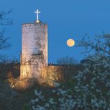 Der Geist eines Ritters soll in der Ruine der Burg Reifferscheid spuken, die nahe der deutsch-belgischen Grenze zwischen Eifel und Ardennen liegt. Doch Geist hin oder her: Die gut erhaltene Vorburg, die Ringmauer mit zwei Stadttoren und Überresten des Schlosses, sowie der 600 Jahre alte Stadtgrundriss sind einen Besuch wert. 