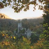Hoch oben über dem Liesertal liegt die Niederburg Manderscheid. Die gut erhaltene Ruinie lädt Besucher heute zu Erkundungstouren ein. Sie ist eine von zwei Burgruinen, für die der Kurort Manderscheid bekannt ist. Ihr unmittelbar gegenüber befindet sich die Oberburg. Beide Festungen wurden früher strategisch genutzt, um den Zugang ins Tal zu kontrollieren und die Region so militärisch abzusichern. Heute tummeln sich Ausflügler auf der Wiese zwischen den beiden Burgen und nutzen das Ufer der Lieser für eine wohlverdiente Pause vom Wandern. 