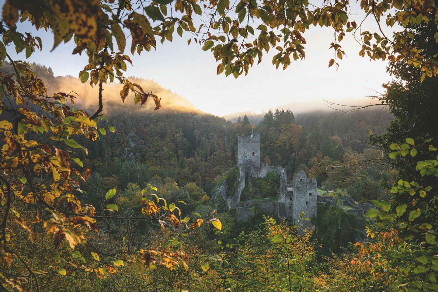 Niederburg Manderscheid Hoch oben über dem Liesertal liegt die Niederburg Manderscheid. Die gut erhaltene Ruinie lädt Besucher heute zu Erkundungstouren ein. Sie ist eine von zwei Burgruinen, für die der Kurort Manderscheid bekannt ist. Ihr unmittelbar gegenüber befindet sich die Oberburg. Beide Festungen wurden früher strategisch genutzt, um den Zugang ins Tal zu kontrollieren und die Region so militärisch abzusichern. Heute tummeln sich Ausflügler auf der Wiese zwischen den beiden Burgen und nutzen das Ufer der Lieser für eine wohlverdiente Pause vom Wandern.