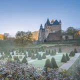Das verträumte Schloss Bürresheim in St. Johann diente bereits als Filmkulisse für einige Märchen und Teile des Films Indiana Jones und der letzte Kreuzzug. Das im 12. Jahrhundert erbaute Anwesen wurde von vielen Generationen der Freiherren von Breidbach zu Bürresheim bewohnt. Im Inneren gibt es Elemente aus verschiedensten Epochen zu besichtigen, darunter wertvolle Gemälde, Buntglasfenster und einen Rittersaal, in dem noch im 17. Jahrhundert Hexenprozesse stattfanden. Für etwas Grusel sorgt außerdem die Sage vom alten Freiherren Diether von Breidbach zu Bürresheim, dessen Geist bis heute den Hexenturm des Schlosses heimsuchen soll. 