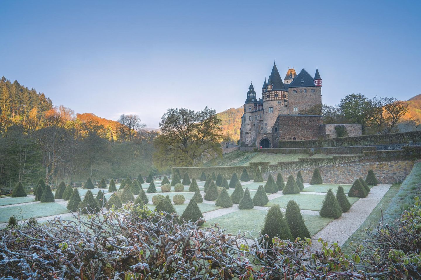 Das verträumte Schloss Bürresheim in St. Johann diente bereits als Filmkulisse für einige Märchen und Teile des Films Indiana Jones und der letzte Kreuzzug. Das im 12. Jahrhundert erbaute Anwesen wurde von vielen Generationen der Freiherren von Breidbach zu Bürresheim bewohnt. Im Inneren gibt es Elemente aus verschiedensten Epochen zu besichtigen, darunter wertvolle Gemälde, Buntglasfenster und einen Rittersaal, in dem noch im 17. Jahrhundert Hexenprozesse stattfanden. Für etwas Grusel sorgt außerdem die Sage vom alten Freiherren Diether von Breidbach zu Bürresheim, dessen Geist bis heute den Hexenturm des Schlosses heimsuchen soll. 