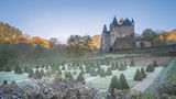 Das verträumte Schloss Bürresheim in St. Johann diente bereits als Filmkulisse für einige Märchen und Teile des Films Indiana Jones und der letzte Kreuzzug. Das im 12. Jahrhundert erbaute Anwesen wurde von vielen Generationen der Freiherren von Breidbach zu Bürresheim bewohnt. Im Inneren gibt es Elemente aus verschiedensten Epochen zu besichtigen, darunter wertvolle Gemälde, Buntglasfenster und einen Rittersaal, in dem noch im 17. Jahrhundert Hexenprozesse stattfanden. Für etwas Grusel sorgt außerdem die Sage vom alten Freiherren Diether von Breidbach zu Bürresheim, dessen Geist bis heute den Hexenturm des Schlosses heimsuchen soll. 