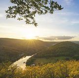 Das tief eingeschnittene Tal der Rur, imposante Talsperren und weitläufige, idyllische Wälder prägen die Natur der Rureifel. Die geschichtsträchtige Region ist heute bekannt für ihre mittelalterlichen Burgen und Relikte aus Zeiten der Römer. 