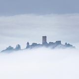 Majestätisch thront die Nürbug auf 678 Metern Höhe und ist damit die höchstgelegene Burg in Rheinland-Pfalz. Ihren Namen erhielt sie durch den Bastaltfels "Mons nore" (dt. "der schwarze Berg") , auf dem sie erbaut wurde. Die ausgedehnte Burganlage stammt aus dem 12. Jahrhundert und ist heute noch sehr gut erhalten. Besonders beeindruckend ist die weite Aussicht von der Burganlage über die Eifel.