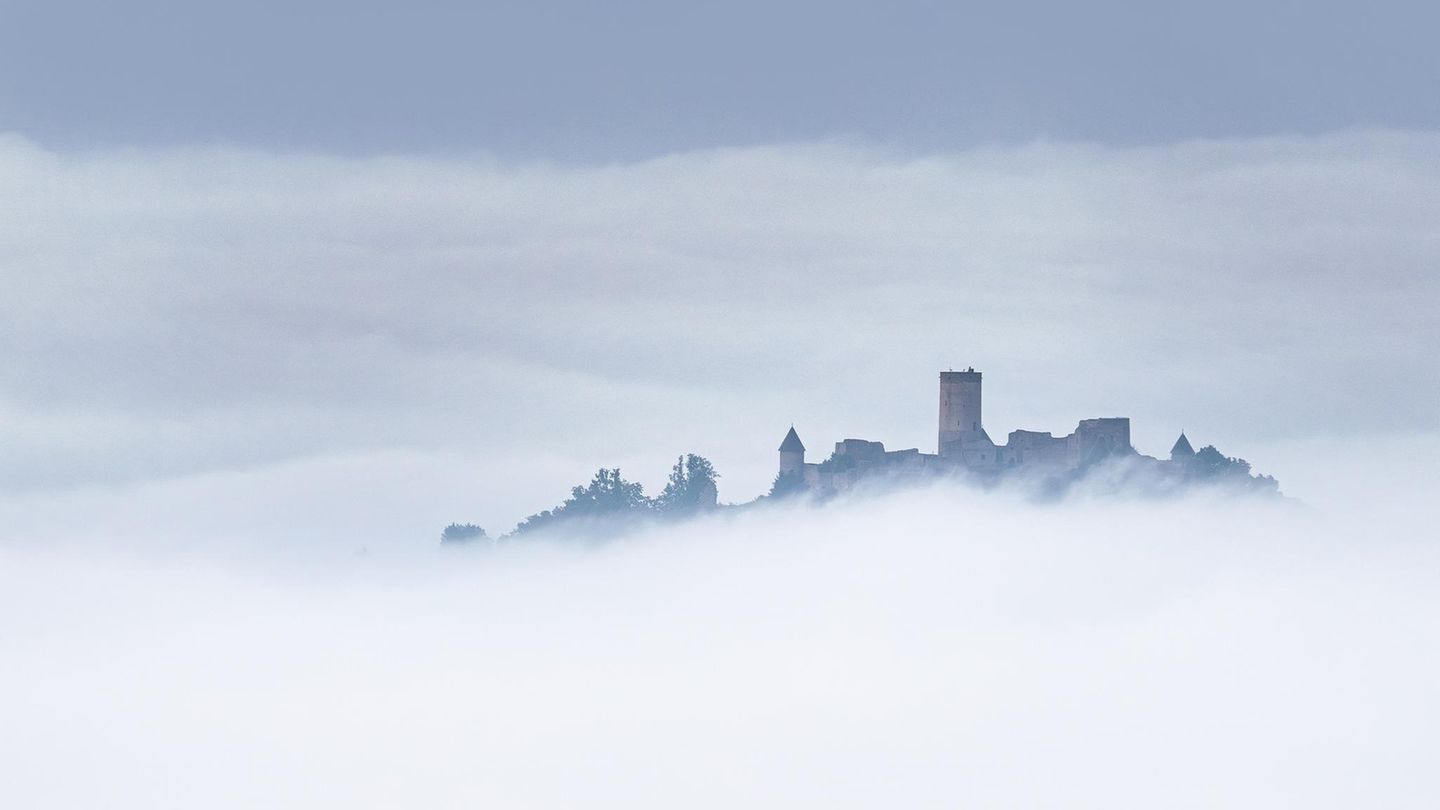 Majestätisch thront die Nürbug auf 678 Metern Höhe und ist damit die höchstgelegene Burg in Rheinland-Pfalz. Ihren Namen erhielt sie durch den Bastaltfels "Mons nore" (dt. "der schwarze Berg") , auf dem sie erbaut wurde. Die ausgedehnte Burganlage stammt aus dem 12. Jahrhundert und ist heute noch sehr gut erhalten. Besonders beeindruckend ist die weite Aussicht von der Burganlage über die Eifel.
