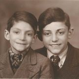 Schwarz-weiß-Foto von zwei Jungen, beide mit Sakko und Krawatte bekleidet