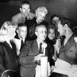 1946 ist Hans Rosenthal (4. v. r., etwas verdeckt) bereits Regieassistent beim Berliner Rundfunk. Als es zu Konflikten mit den Aufsichtsgremien der sowjetisch gesteuerten Anstalt kommt, wechselt er in den Westsektor und arbeitet fortan für den RIAS ("Rundfunk im amerikanischen Sektor"). Er wird Aufnahmeleiter, Redakteur, entwickelt und moderiert bald eigene Rate- und Unterhaltungssendungen – etwa "Das klingende Sonntagsrätsel", "Spaß muss sein", "Wer fragt, gewinnt". Ab 1955 tritt er auch als Quizmaster im Fernsehen auf. Und 1962 wird der Mann, der sich jahrelang unter Todesangst in einer Gartenlaube vor den Nazis versteckte, Unterhaltungschef beim RIAS.