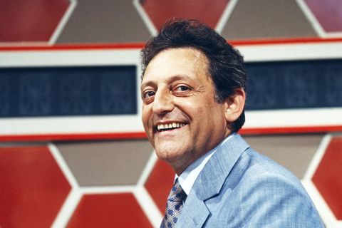 Quizmaster Hans Rosenthal lacht, gekleidet in ein blaues Jackett, in die Kamera