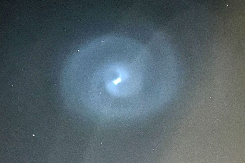 Leuchtende Spirale am Himmel 1.3333