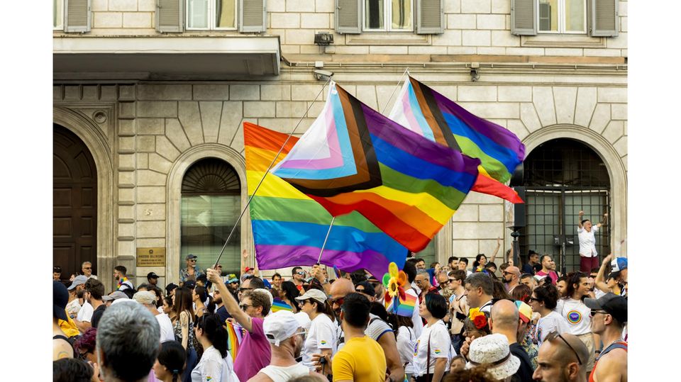 Hunderttausende Menschen demonstrieren am 10. Juni 2023 bei der »Roma Pride« in der italienischen Hauptstadt Rom für die Gleichberechtigung von schwulen, lesbischen und anderen LGBTQIA+-Menschen – und allen, die sie unterstützen.