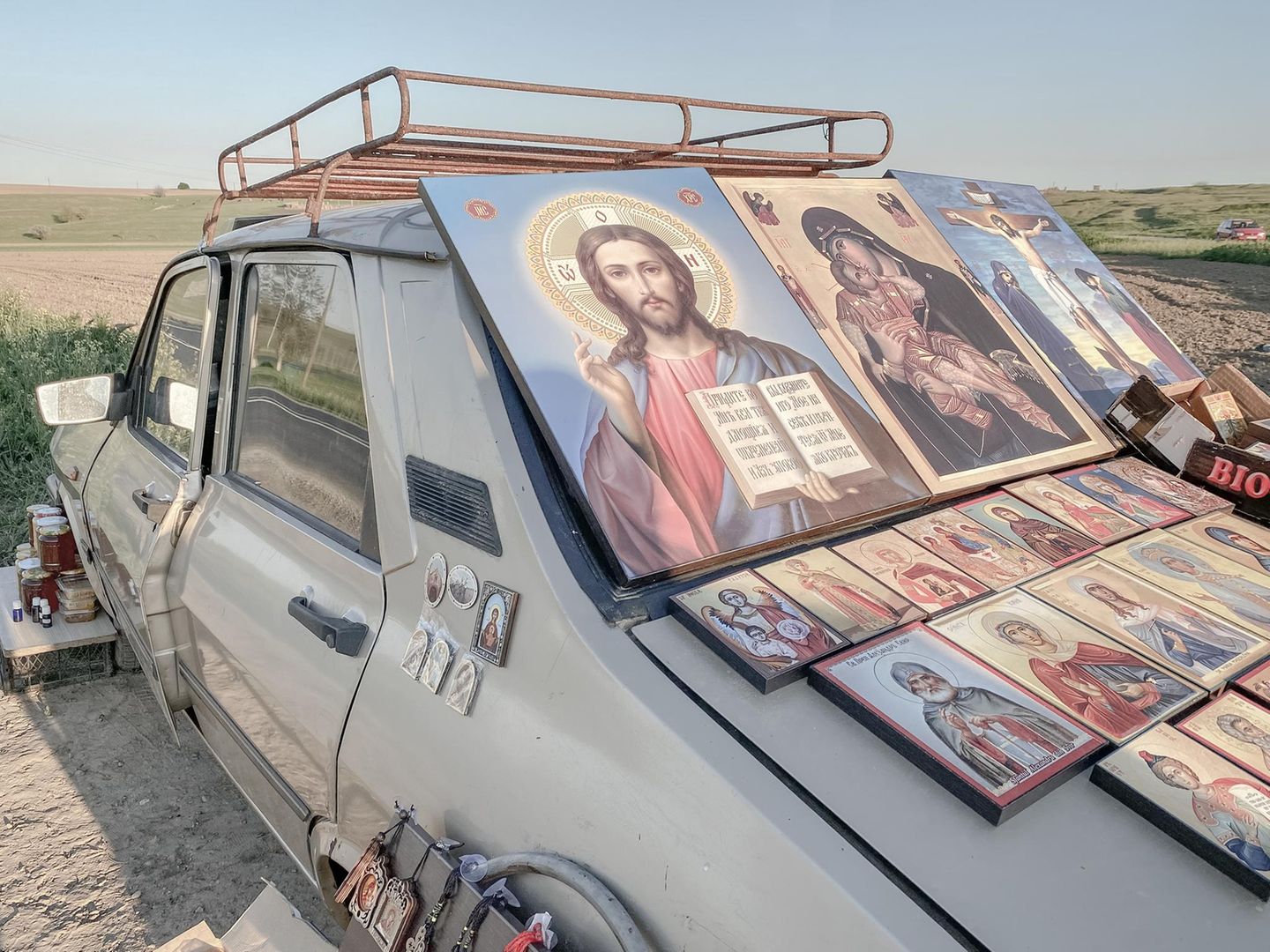 Fast gewöhnlich erscheinen die Klassiker neben den moderneren Kreationen. Überblickt an einem Straßenzug ein Herrgott aus Stein mit Dornenkrone traditionell den Verkehr, wartet an der nächsten Weggabelung ein Popart-Jesus: angelehnt an das Design des amerikanischen Künstlers Keith Haring. Oder Wanderer finden bei Sturm Unterschlupf in einer Kapelle Marke Eigenbau, wo sie durch ein altes Autofenster schauen können, ob der Regen schon nachgelassen hat.