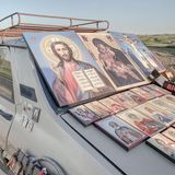 Fast gewöhnlich erscheinen die Klassiker neben den moderneren Kreationen. Überblickt an einem Straßenzug ein Herrgott aus Stein mit Dornenkrone traditionell den Verkehr, wartet an der nächsten Weggabelung ein Popart-Jesus: angelehnt an das Design des amerikanischen Künstlers Keith Haring. Oder Wanderer finden bei Sturm Unterschlupf in einer Kapelle Marke Eigenbau, wo sie durch ein altes Autofenster schauen können, ob der Regen schon nachgelassen hat.