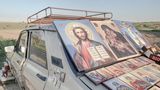 Fast gewöhnlich erscheinen die Klassiker neben den moderneren Kreationen. Überblickt an einem Straßenzug ein Herrgott aus Stein mit Dornenkrone traditionell den Verkehr, wartet an der nächsten Weggabelung ein Popart-Jesus: angelehnt an das Design des amerikanischen Künstlers Keith Haring. Oder Wanderer finden bei Sturm Unterschlupf in einer Kapelle Marke Eigenbau, wo sie durch ein altes Autofenster schauen können, ob der Regen schon nachgelassen hat.