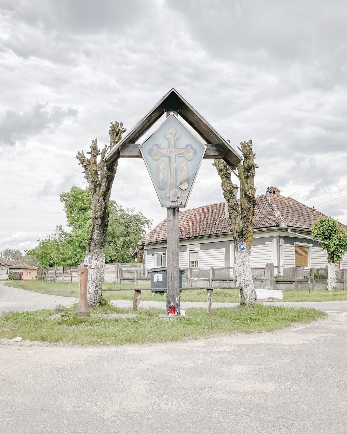 Ein Picknick zu Füßen des Heilands? Bänke und Tisch laden am Kruzifix zur Fahrpause ein. 
