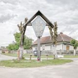 Ein Picknick zu Füßen des Heilands? Bänke und Tisch laden am Kruzifix zur Fahrpause ein. 