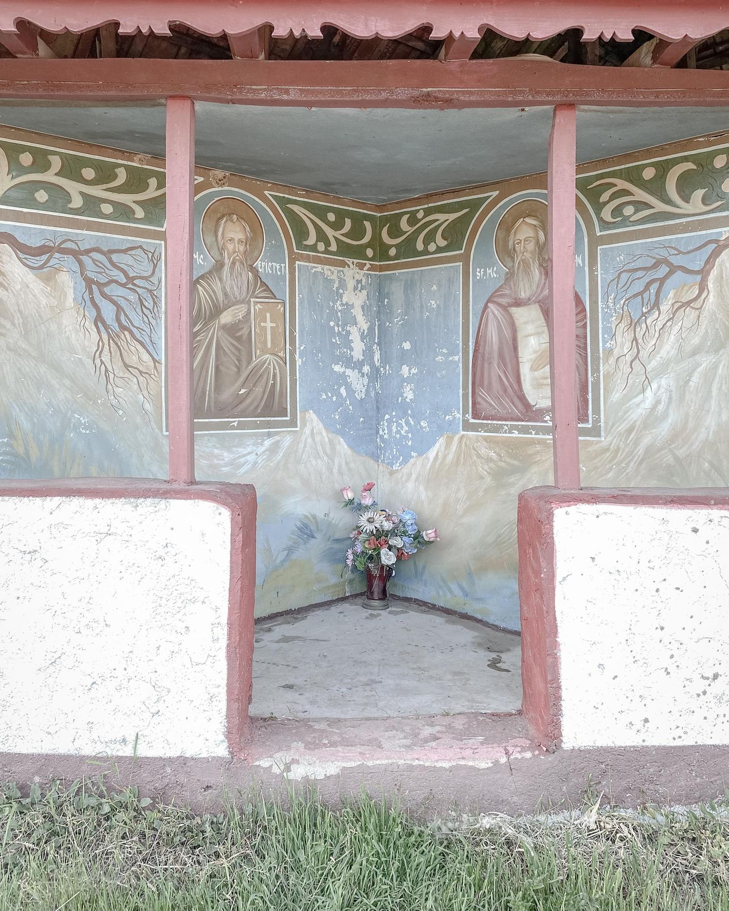 Der Begriff Wegkreuz oder Flurkreuz beschränkt auch andernorts in Europa das Design oder die Funktion nur minimal. Es dient als Wegweiser, Unterschlupf, Erinnerung an Verunglückte, Glücksbringer, Mahnmal oder Grenzmarkierung. 
