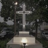 An einer Straße erinnert ein Neonkreuz im Stil von Wedding Chapels in Las Vegas an das Christentum.