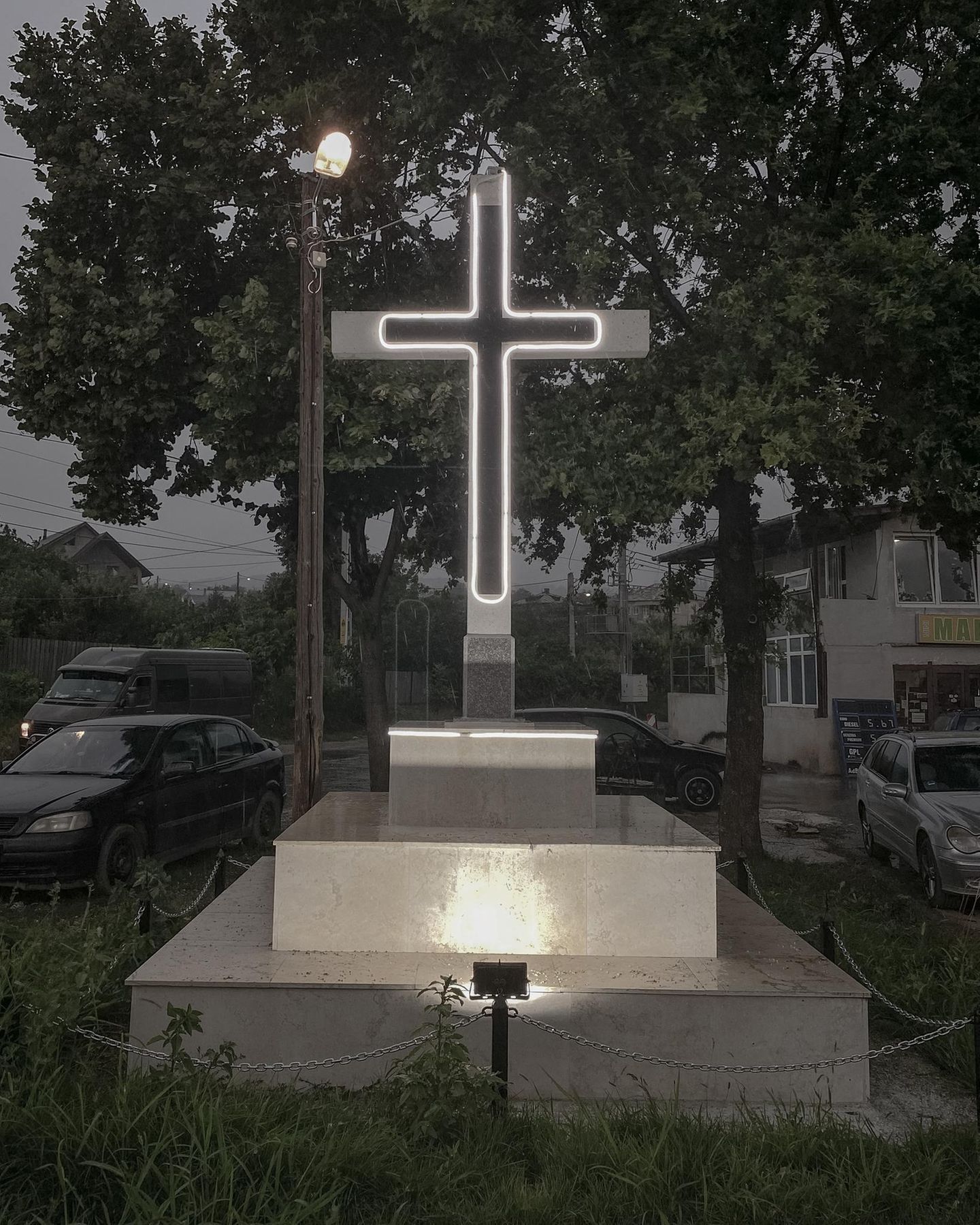 An einer Straße erinnert ein Neonkreuz im Stil von Wedding Chapels in Las Vegas an das Christentum.