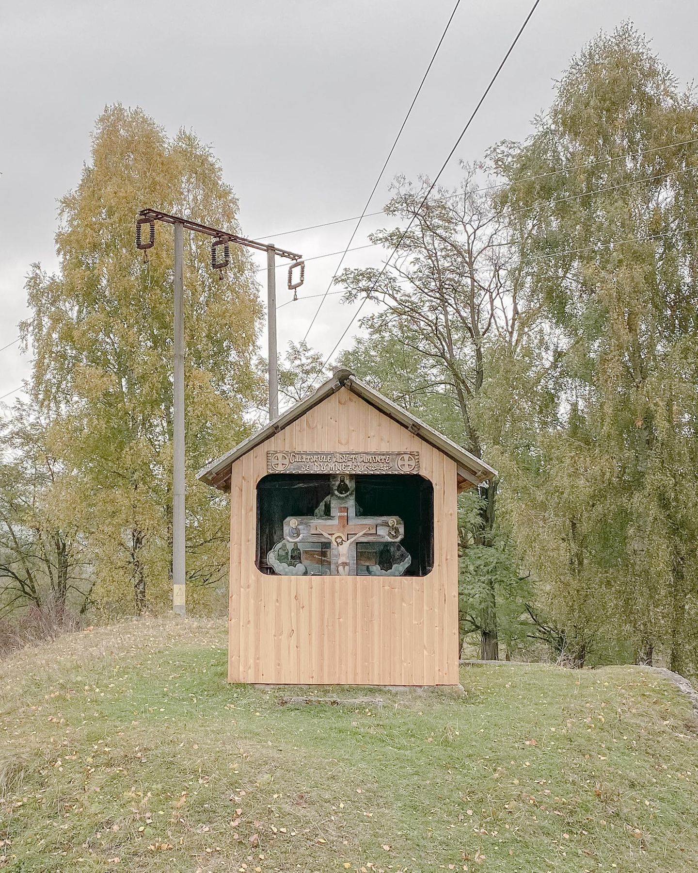 Ioana Moldovan hält die Kreationen ihrer Landsleute unter dem Titel "Roadside Faith" per Kamera fest. Die Fotografin und Autorin hat ihre Basis in Bukarest und heimst mit ihrer Arbeit regelmäßig Auszeichnungen ein.