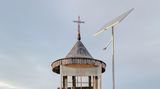 Dieser Heiligenstock ist als solcher kaum erkennbar, weil niemand daran denkt, den Glassturz zu putzen. Der schützt zwar den Sohn Gottes vor der Witterung, aber mit seiner Staubschicht auch vor Blicken. 