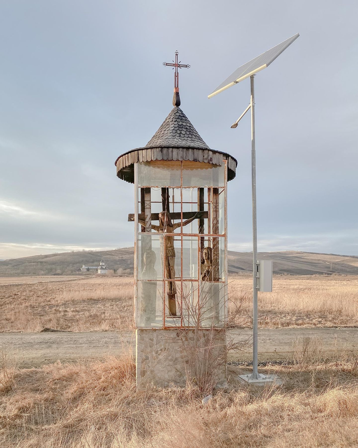 Dieser Heiligenstock ist als solcher kaum erkennbar, weil niemand daran denkt, den Glassturz zu putzen. Der schützt zwar den Sohn Gottes vor der Witterung, aber mit seiner Staubschicht auch vor Blicken. 