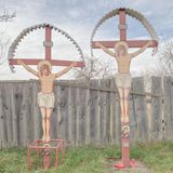 Reisende in Rumänien dürften keine 50 Kilometer an der Konfession des Landes zweifeln. Dafür sorgt die hohe Dichte der Wegkreuze am Straßenrand. Kein Wunder: Satte 95 Prozent der Bevölkerung bezeichnen sich als Christen, über 86 Prozent als Rumänisch Orthodox. 